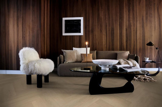 De Herringbone Dryback Warm Natural combineert een stijlvolle uitstraling met praktische eigenschappen en biedt een duurzame oplossing voor elk interieur.