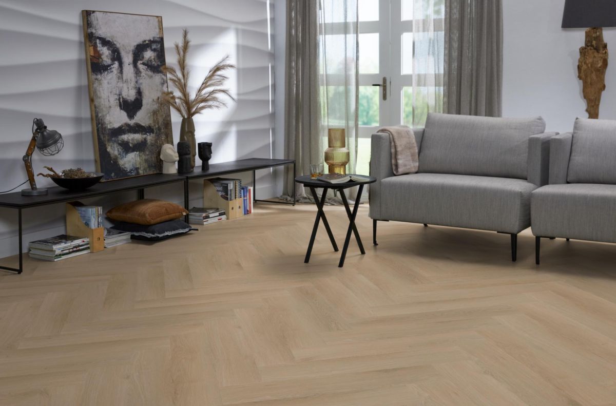 De Merton Herringbone Natural Oak plak PVC is een hoogwaardige PVC-vloer die de natuurlijke charme van eikenhout perfect nabootst.