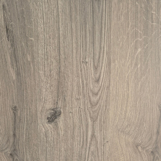 Nova laminaatvloer – GYANT GREY 7mm met afmetingen 128,8 x 19 cm, zonder V-groef, voorzien van een natuurlijke grijze houtstructuur en een easy klikverbinding. Niet geschikt voor vloerverwarming, ideaal voor normaal huiselijk gebruik.