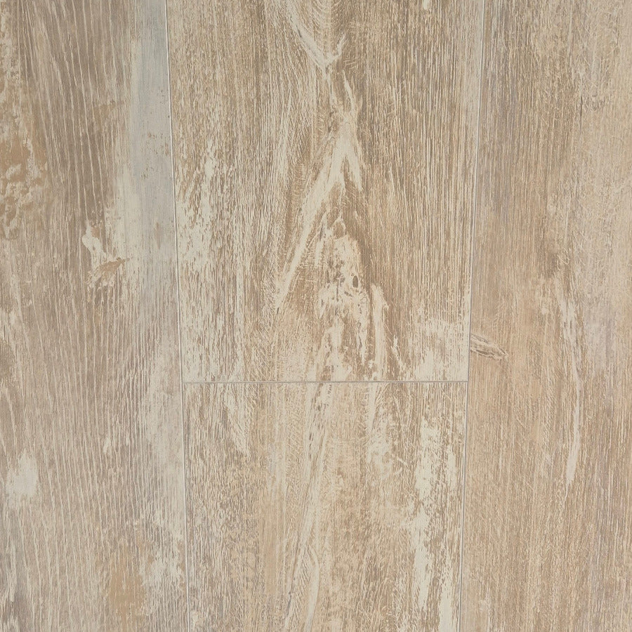 Nova laminaatvloer – WHITE WASHED OAK 7mm: Elegante eiken laminaatvloer in een frisse witte wasafwerking, geschikt voor moderne interieurs en eenvoudige installatie met V-groef.