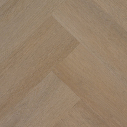 De vloer heeft een klassiek visgraatpatroon, wat zorgt voor een elegante en tijdloze uitstraling.