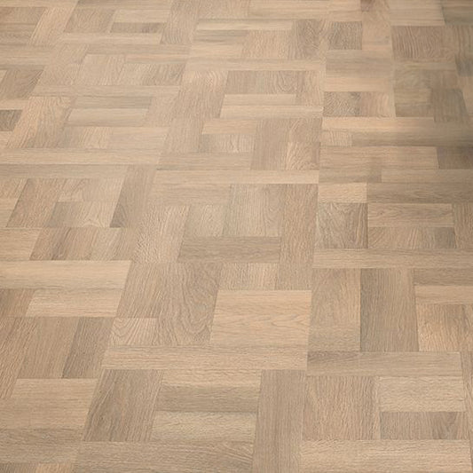 Laminaatvloer uit de Kingsize-serie, met een houtstructuur en naadloze planken, geschikt voor vloerverwarming.