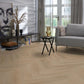De Merton Herringbone Natural Oak click PVC is een hoogwaardige vloer die de natuurlijke uitstraling van eikenhout perfect nabootst, gecombineerd met de praktische voordelen van PVC. 
